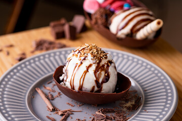 ovo de chocolate com sorvete