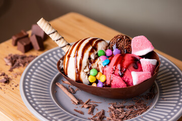 ovo de chocolate com sorvete 