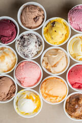 vários potinhos com sorvete