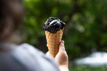 sorvete preto na casquinha