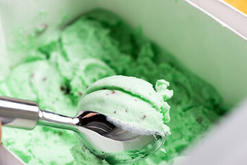 Bola de sorvete tirando da cuba