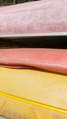 Canoas de colores apiladas