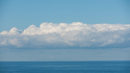 Fototapeta na wymiar Gran nube blanca en horizonte marino