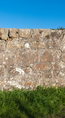 Muro de rocas y piedras amarillentas