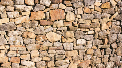 Muro de rocas y piedras amarillentas