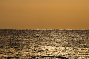 El brillo del sol sobre el mar a primera hora de la mañana