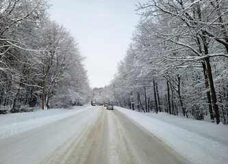 Ośnieżone drogi, trudne warunki drogowe w Europie.