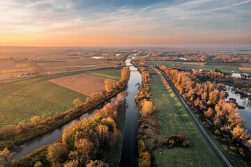 Fototapeta Rzeka Olza wpada do rzeki Odry, obie rzeki wyznaczają granicę Polski i Czech, widok z lotu ptaka jesienią obraz