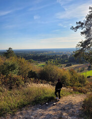 Fototapeta na wymiar Kobieta podróżniczka jesienią na wzgórzu, Roztocze na Lubelszczyźnie.