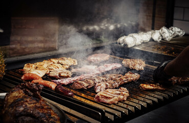 Exquisitos cortes de carne de ternera en un asador argentino