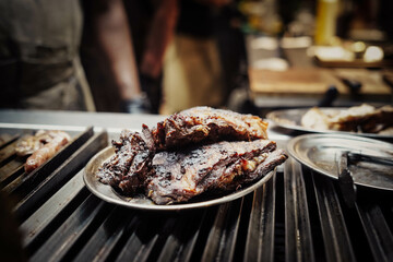 Exquisitos cortes de carne de ternera en un asador argentino