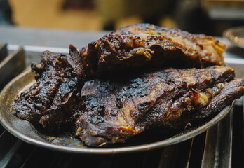 Exquisitos cortes de carne de ternera en un asador argentino