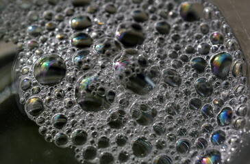 Schaumblasen an der Wasseroberfläche