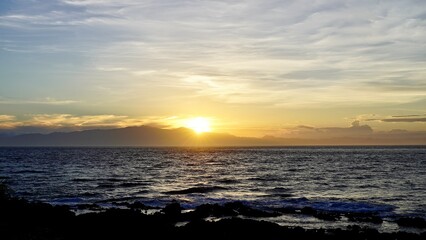東京都伊豆大島の海岸から見える朝の海と空