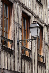 Laterne an einem Fachwerkhaus in Troyes