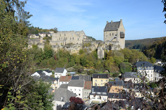 Fels in Luxemburg mit Burg Larochette