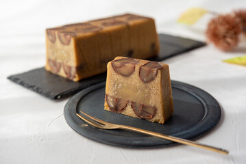 黒い皿に乗ったマロンテリーヌ 栗のテリーヌ	