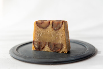 黒い皿に乗ったマロンテリーヌ 栗のテリーヌ	