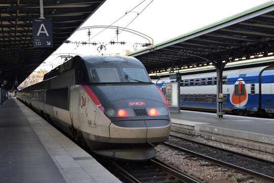 Train &agrave; grande vitesse en gare de Paris Gare de l&rsquo;Est, le 15 septembre 2018