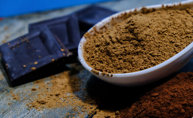 Algarroba en polvo cacao puro en polvo y chocolate en una cocina rústica