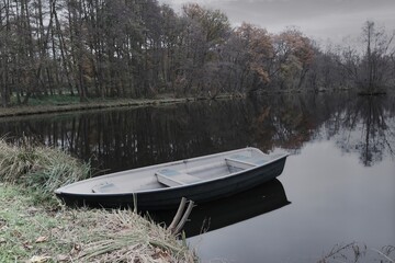 Obraz premium verlassenes Ruderboot auf einem kleinen Waldsee