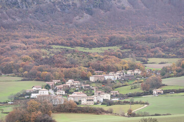 Naklejka premium Autumn landscape of trees and plants of a village located in Navarra on the slope of a mountain in the month of October. Spain
