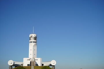 シンボルタワー、横浜、よこはま、港、海、空、青、日本、埠頭、本牧、ほんもく、白、白いタワー、信号機、本牧ふ頭、横浜港シンボルタワー、横浜港、船舶、信号、タワー、観光、アウトドア、旅行、ツアー、バス、釣り、時刻表、青空、青と白、
