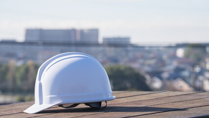 ヘルメットと街並み｜建設業・製造業イメージ