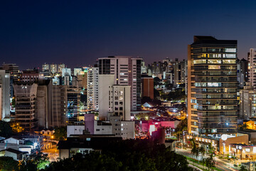 Fototapeta na wymiar Noite em Campinas, com destaque para a região do Cambuí e avenida Norte-Sul