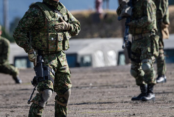 銃を構える自衛官（Japanese soldier holding tha pistol）