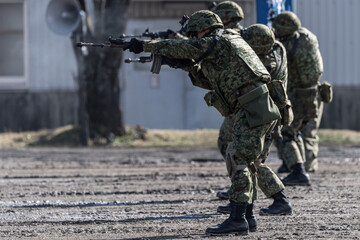 銃を構える自衛官（Japanese soldier holding tha rifle）
