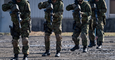 銃を構える自衛官（Japanese soldier holding tha rifle）