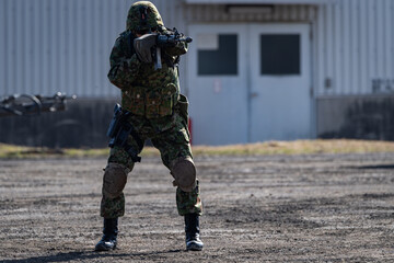 Fototapeta na wymiar 銃を構える自衛官（Japanese soldier holding tha rifle）