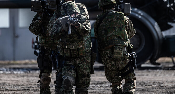 銃を構える自衛官（Japanese soldier holding tha rifle）