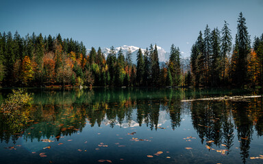 Lac de montagne en automne 