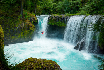 Obraz premium The fearless kayaker at Spirit Falls, Washington