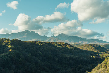 遠くに見える山々と空