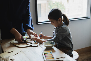 鬼のお面をテーブルの上で工作で作る親子