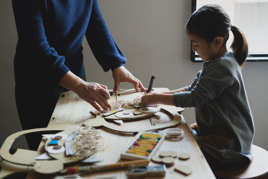 鬼のお面をテーブルの上で工作で作る親子