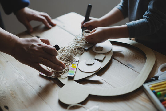 鬼のお面をテーブルの上で工作で作る親子
