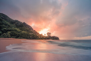 Fototapeta na wymiar Kauai Hawaii Ocean island sunset