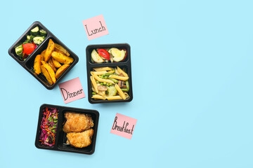 Food containers with meal and sticky notes with words BREAKFAST, LUNCH, DINNER on color background