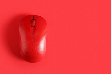 Red computer mouse on color background - obrazy, fototapety, plakaty