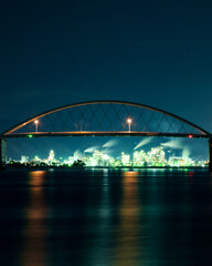 アーチ橋と工場夜景