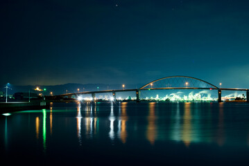 アーチ橋と工場夜景（遠景）