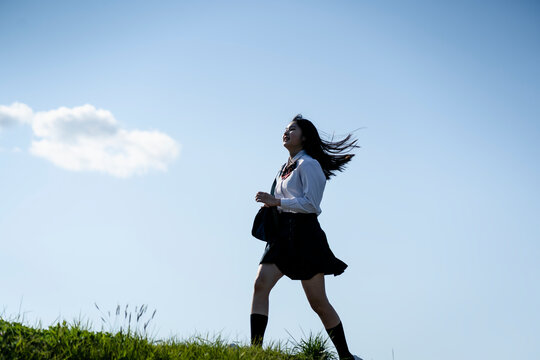 走る日本人女性学生