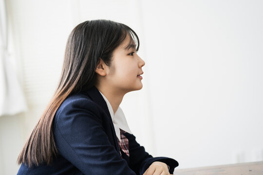 日本人女子学生の横顔