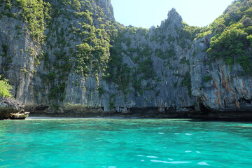 Plakat Natural landscape of green mountain cliff and crystal clear ocean sea in Phi Phi island- Krabi, Thailand