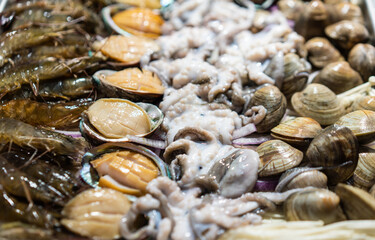 Fresh uncooked ingredient of seafood platter。