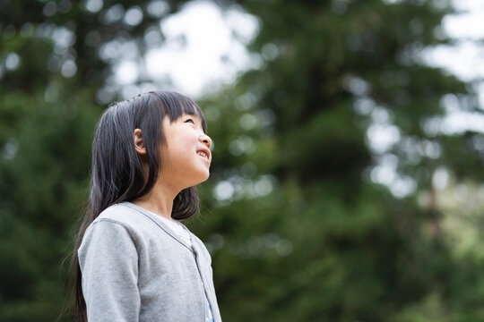 見上げる日本人の女の子